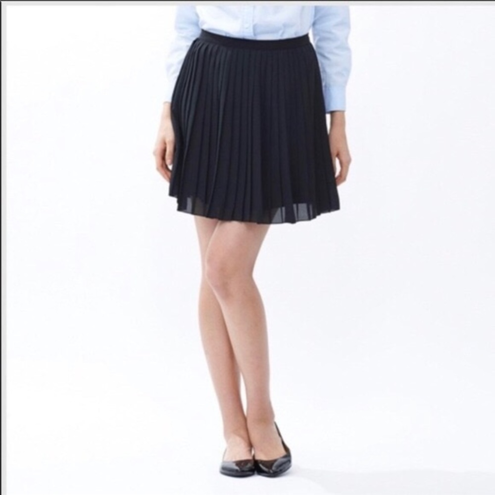 Uniqlo classic pleated navy skirt